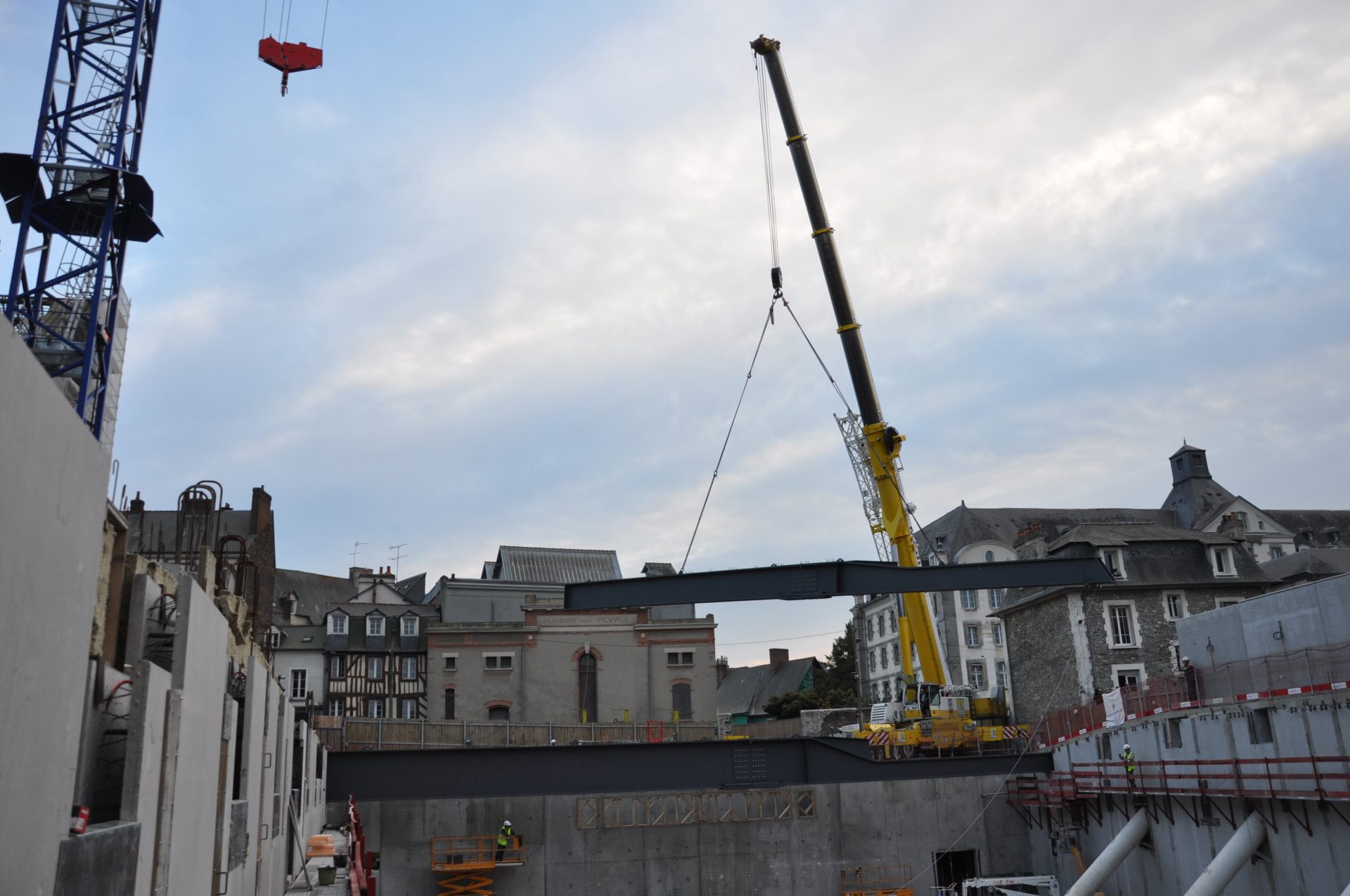 présentant des échafaudages et des supports avec de grandes ouvertures de fenêtres.